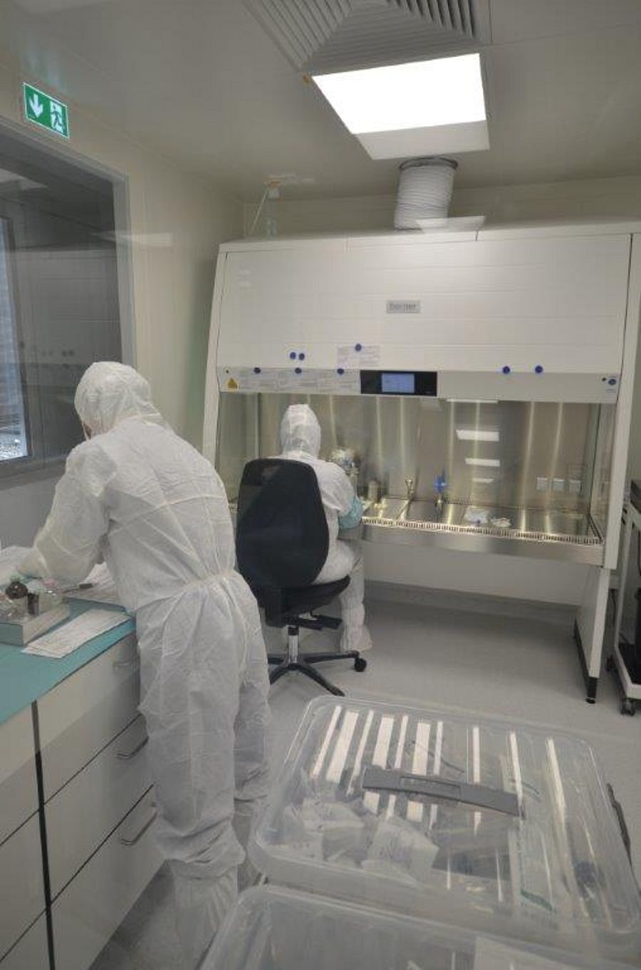 Zwei Personen in Schutzkleidung arbeiten in einem Labor