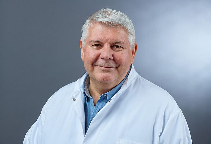 Porträt Dr med Volker Brünisholz Oberarzt der Medizinischen Klinik 2 und Facharzt für Innere Medizin, Nephrologie und Diabetologie
