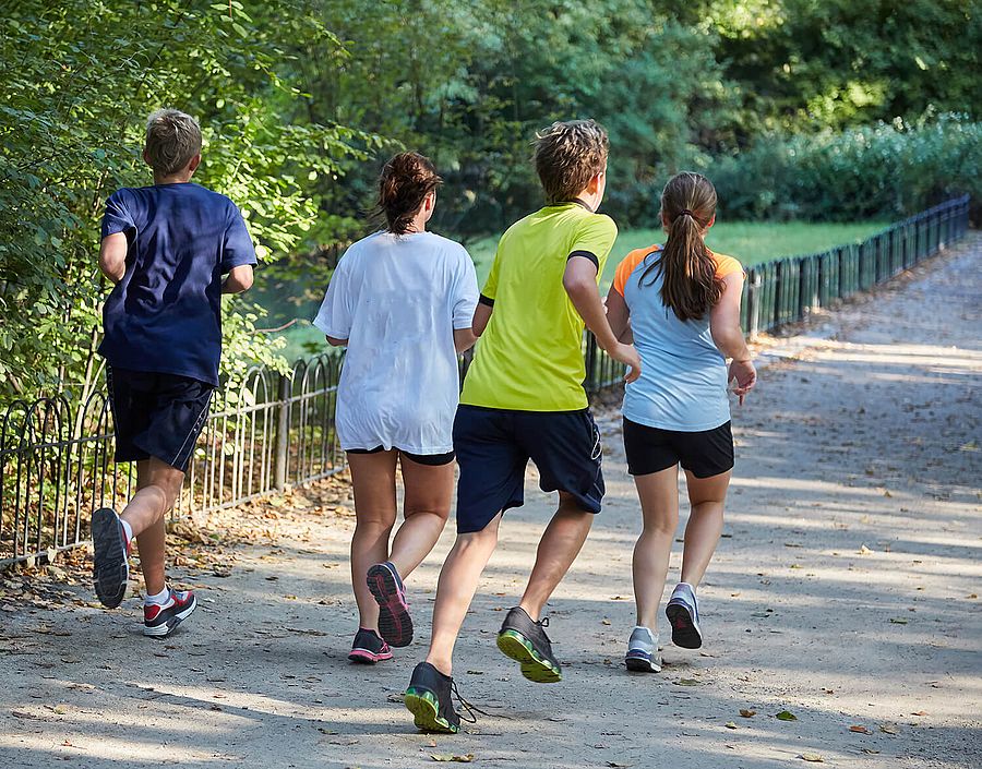 Sporttherapie Vier Jugendliche beim Lauftraining
