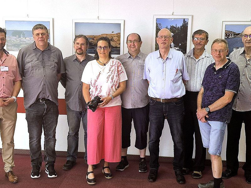 Bei der Ausstellungseröffnung im Foyer des Klinikums (v.l.n.r.): Verwaltungsdirektor Christian Finkler mit Club-Mitgliedern Christoph Blau, Michael Thon, Ingrid Becker, Andreas Wuttke, Stefan Willmann, Roman Brill, Andreas Biwersi und Peter Funk. 