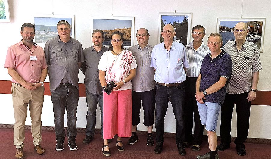 Bei der Ausstellungseröffnung im Foyer des Klinikums (v.l.n.r.): Verwaltungsdirektor Christian Finkler mit Club-Mitgliedern Christoph Blau, Michael Thon, Ingrid Becker, Andreas Wuttke, Stefan Willmann, Roman Brill, Andreas Biwersi und Peter Funk. 
