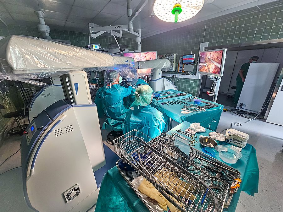 Roboterassistierte Chirurgie jetzt auch in der Urologie etabliert Die Roboterarme tragen die Instrumente, mit denen nun auch urologisch gearbeitet wird.