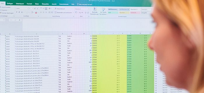 Mitarbeiterin bearbeitet Excel-Tabelle