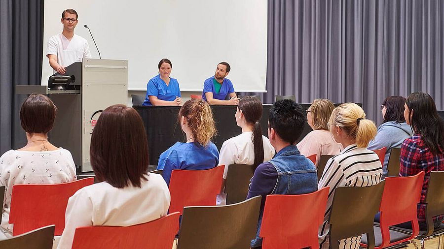 Mitarbeiter der SHG Kliniken Völklingen nehmen an einem Seminar teil