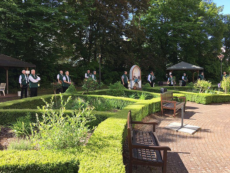 Jagdhornbläsercorps Mittleres Primstal im Garten des Seniorenzentrums