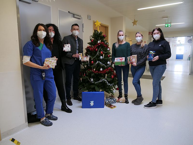 Verwaltungsdirektor Weinz nimmt mit dem Team der KJPP die Weihnachtsgeschenke des Fördervereins Lützelsoon entgegen