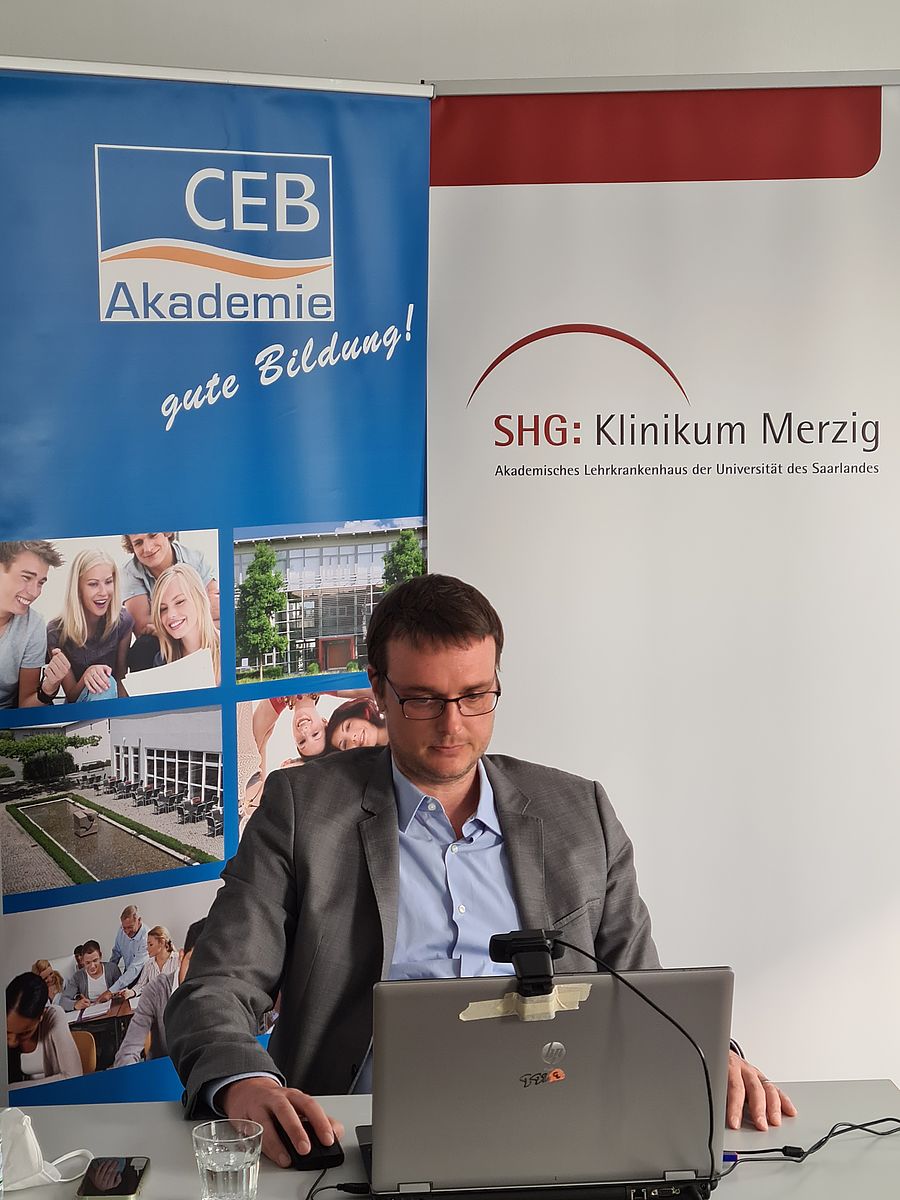 Dr Rainer Breit beim Online-Vortrag