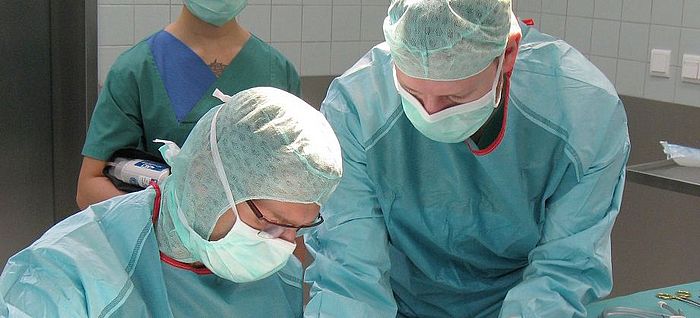 Zwei Chirurgen führen eine OP durch