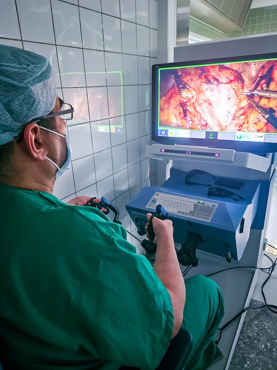 Roboterassistierte Chirurgie jetzt auch in der Urologie etabliert Chefarzt Khaldoun Odat Allh an der robotischen Konsole