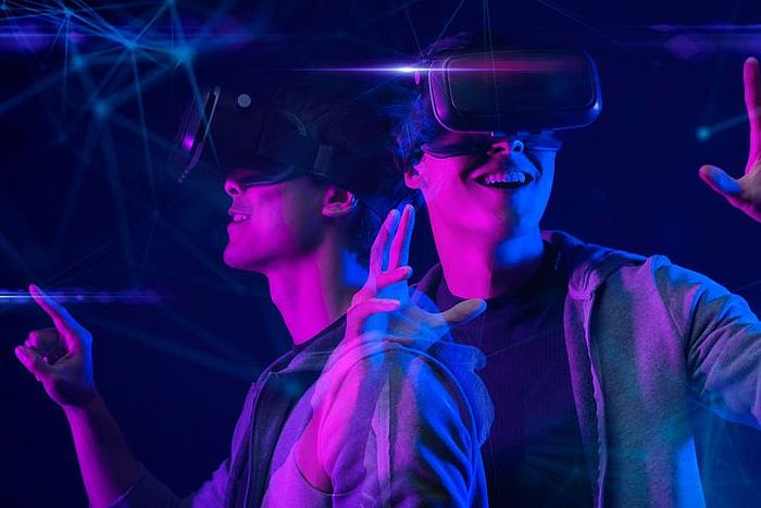 2 Personen mit VR Brille