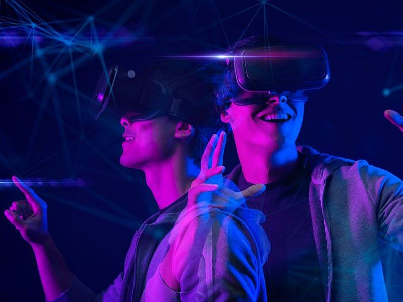 2 Personen mit VR Brille