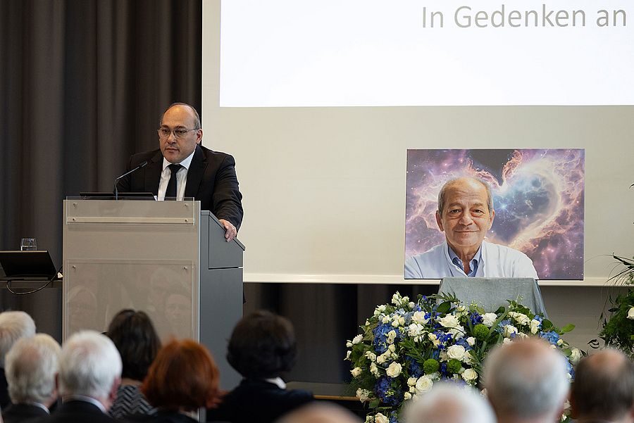Dr. med. Fernando Gatto würdigt auf der Bühne während der Trauerfeier zum Abschied von Sanitätsrat Dr. med. Cem Özbek