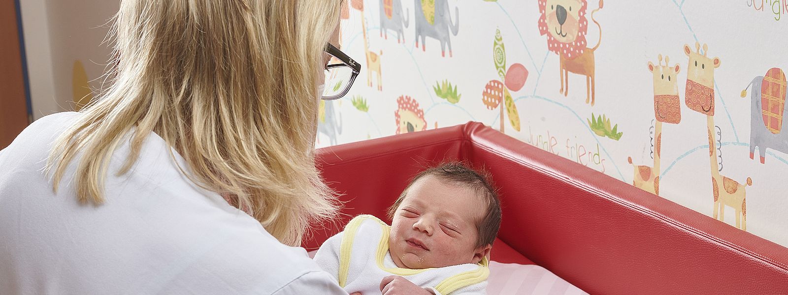 Kinderkrankenschwester versorgt ein Neugeborenes pflege-baby2.jpg