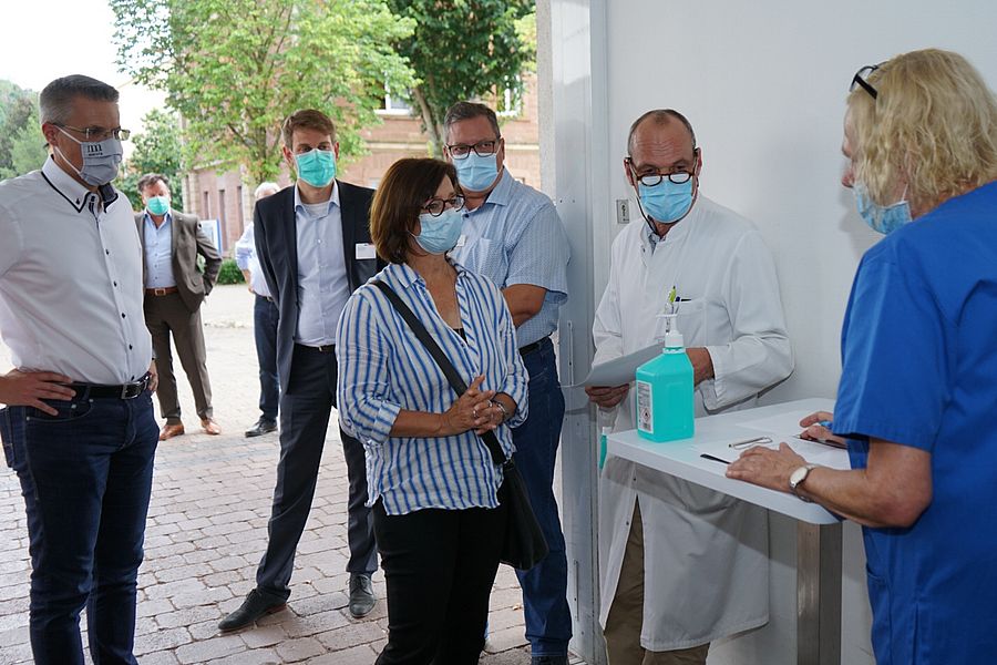 Landrat und Bürgermeister mit Direktion der Klinik
