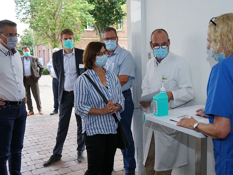 Landrat und Bürgermeister mit Direktion der Klinik