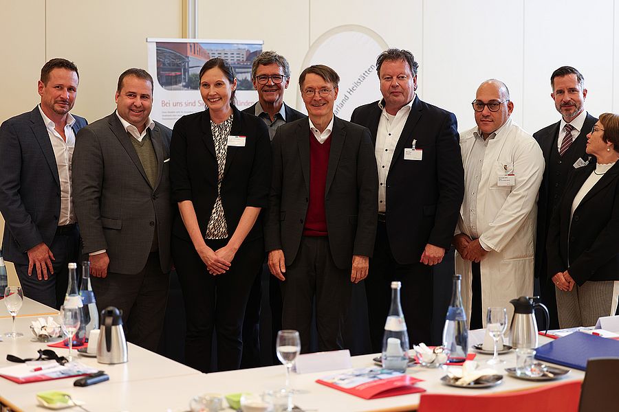 Bundesgesundheitsminister Prof. Dr. Karl Lauterbach (Bildmitte) mit (v.l.) Verwaltungsdirektor Prof. Dr. Oliver Adolph, Minister Dr. Magnus Jung, Psychiatrie-Chefärztin Dr. Jennifer Kennel, SHG-Aufsichtsratsvorsitzender Peter Gillo, SHG-Geschäftsführer Bernd Mege, Kardiologie-Chefarzt Dr. Fernando Gatto, Psychiatrie-Chefarzt Sonnenberg Priv.-Doz. Dr. Ulrich Seidl und Sabine Keller (Pflegedirektion).