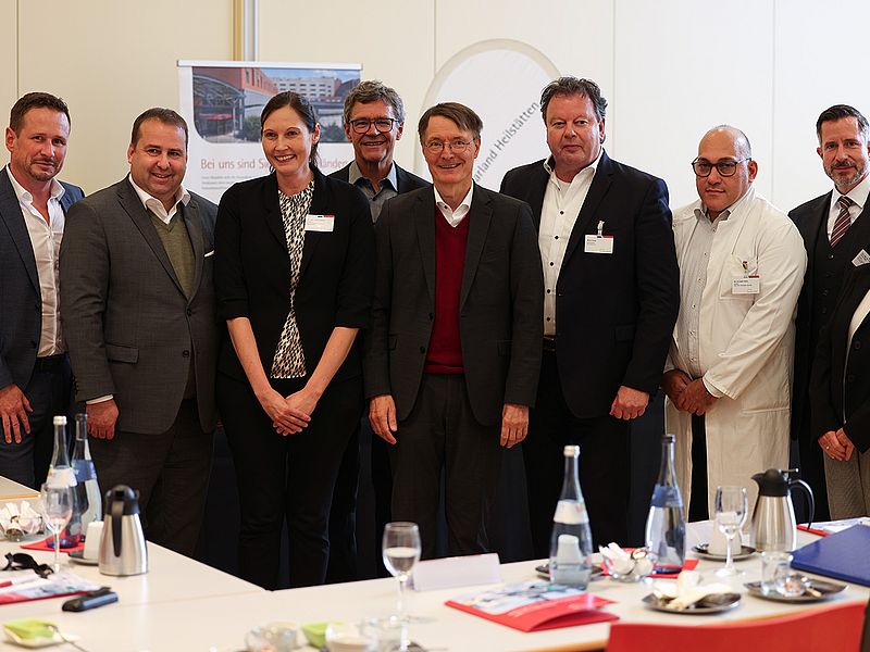 Bundesgesundheitsminister Prof. Dr. Karl Lauterbach (Bildmitte) mit (v.l.) Verwaltungsdirektor Prof. Dr. Oliver Adolph, Minister Dr. Magnus Jung, Psychiatrie-Chefärztin Dr. Jennifer Kennel, SHG-Aufsichtsratsvorsitzender Peter Gillo, SHG-Geschäftsführer Bernd Mege, Kardiologie-Chefarzt Dr. Fernando Gatto, Psychiatrie-Chefarzt Sonnenberg Priv.-Doz. Dr. Ulrich Seidl und Sabine Keller (Pflegedirektion).