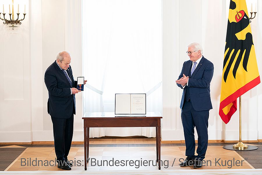 Bundespräsident Frank-Walter Steinmeier verleiht Dr Cem Özbek das Bundesverdienstkreuz