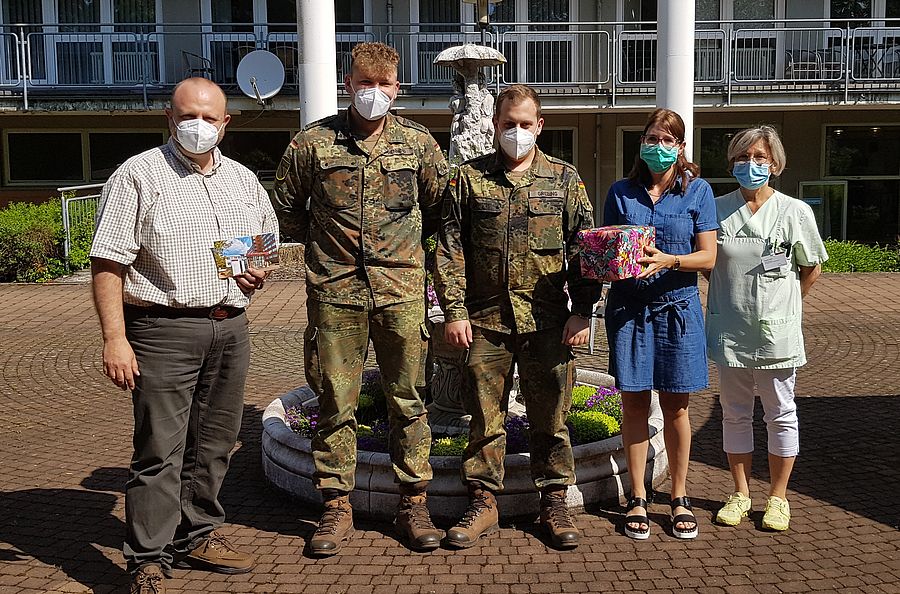 Soldaten stehen der neben Heimleitung