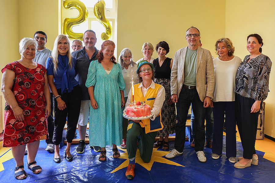 Dank mit Blumen: Lolek bedankte sich bei der Gründerin der Kinderhilfe Saar e. V., Margarita von Boch, für die seit 25 Jahren anhaltende Unterstützung seiner Arbeit mit Kindern und Jugendlichen.  