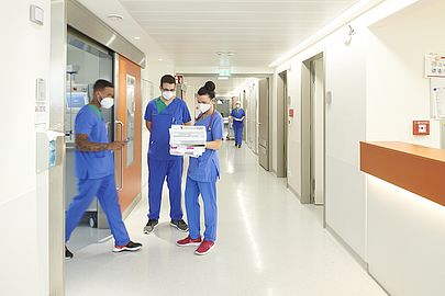 Intensivpflegekräfte bei der Arbeit