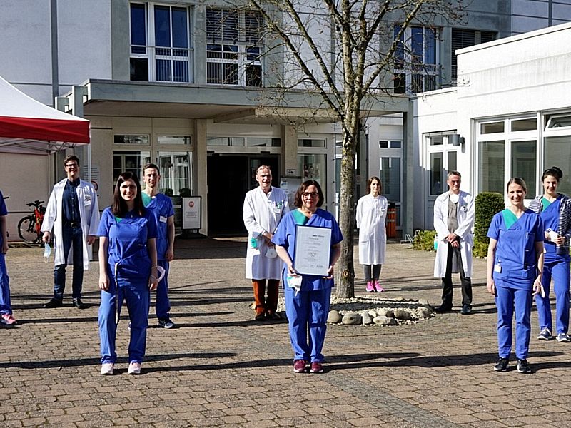 Chefarzt Prof Dr Matthias Strittmatter mit dem Team der Schlaganfallspezialeinheit
