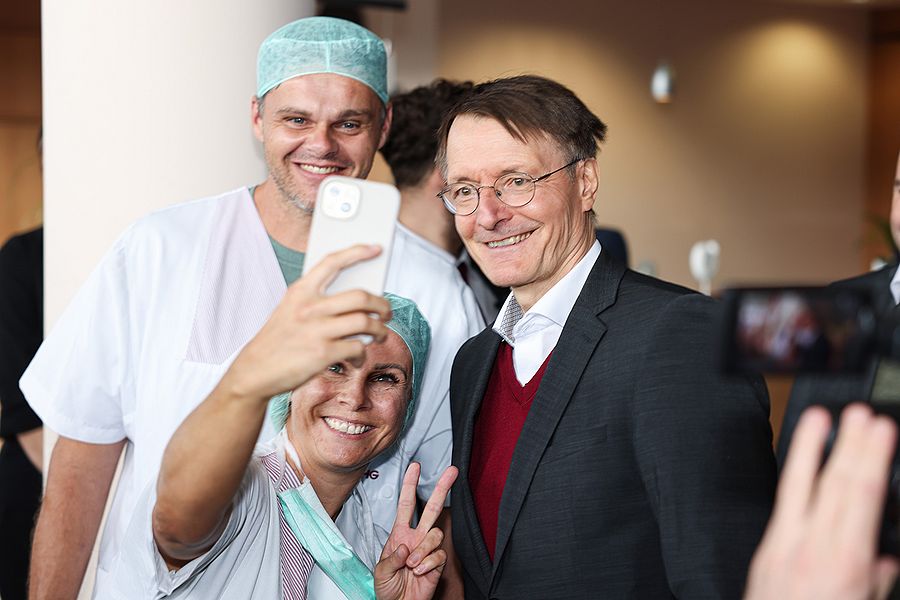 Bundesgesundheitsminister Lauterbach posiert für ein Selfie mit Mitarbeitern der SHG Völklingen