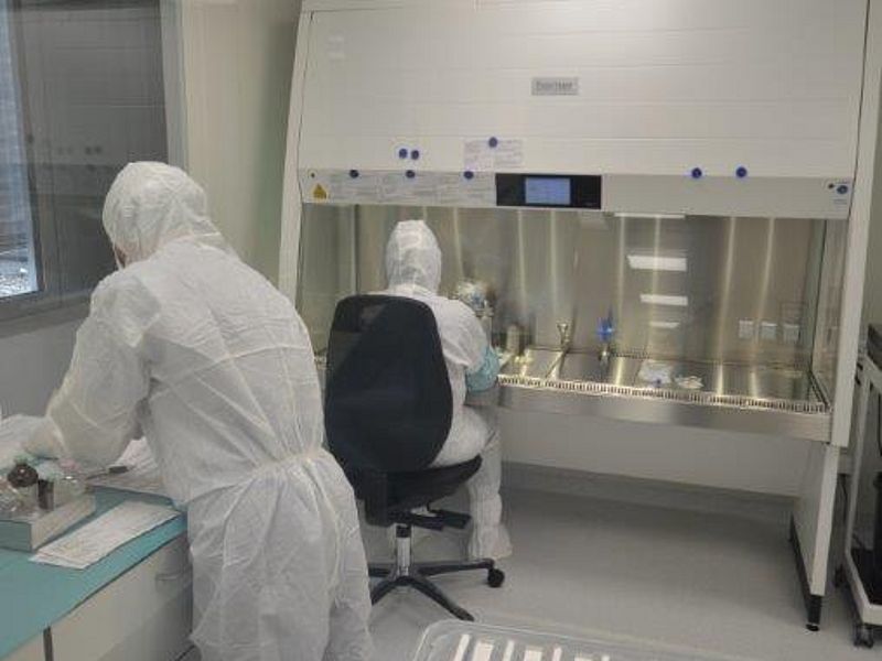 Zwei Personen in Schutzkleidung arbeiten in einem Labor