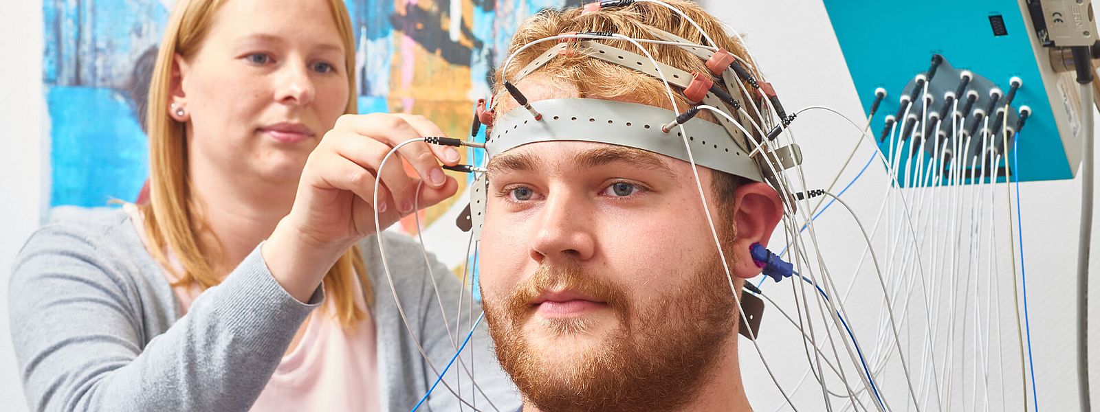 Mitarbeiterin legt Mann ein EEG am Kopf an mzg-mvz2.jpg