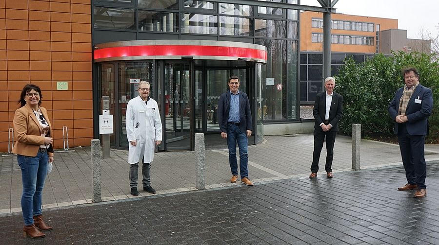 Gruppenfoto Professor Dr. Urban Sester mit Geschäftsführung und Abteilungsleitungen
