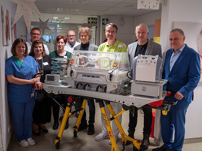 Übergabe eines neuen Transportinkubators an das Klinikum Idar-Oberstein durch die Björn Steiger Stiftung Übergabe eines neuen Transportinkubators an das Klinikum Idar-Oberstein durch die Björn Steiger Stiftung