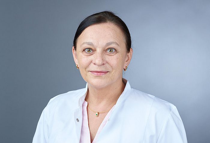 Porträt Dr med Marina Bischoff Oberärztin in der Medizinischen Klinik 1 und Fachärztin für Innere Medizin