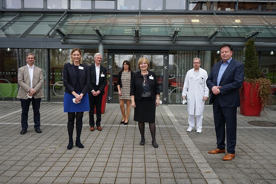 Dr Claudia Birkenheier und Nachfolgerin Dr Jennifer Kennel mit SHG-Geschäftsführer Pflegedirektorin Verwaltungsdirektor Chefarzt der Herz-Thorax-Chirurgie