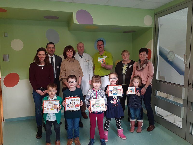 Kinder und Erzieherinnen der Kindertagesstätte Weißbach übergeben dem Team des Klinikum Idar-Oberstein Spenden