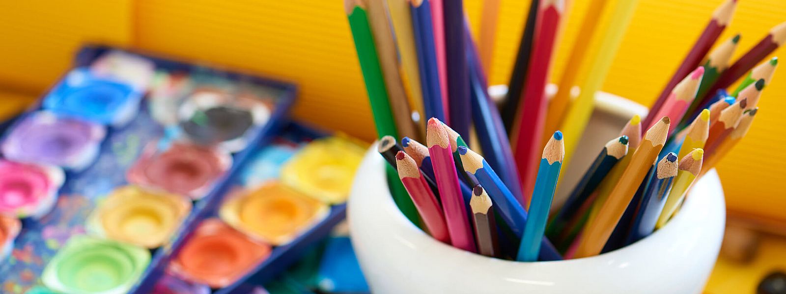 Holzbuntstifte und Farbmalkästen stehen auf Tisch mzg-seniorenzentrum2.jpg