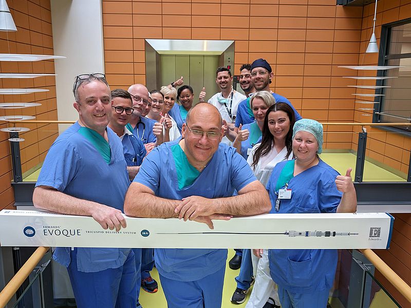 Foto von Dr. Fernando Gatto, Chefarzt der Klinik für Kardiologie und Angiologie und seinem Team, die eine Trikuspidalklappe zeigen.