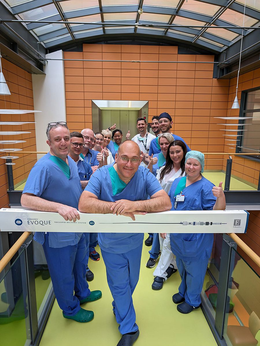 Foto von Dr. Fernando Gatto, Chefarzt der Klinik für Kardiologie und Angiologie und seinem Team, die eine Trikuspidalklappe zeigen.