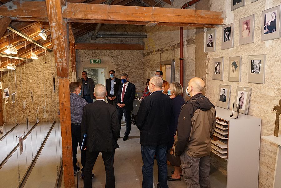 Landtagspräsident Toscani beim Rundgang im Psychiatriemuseum