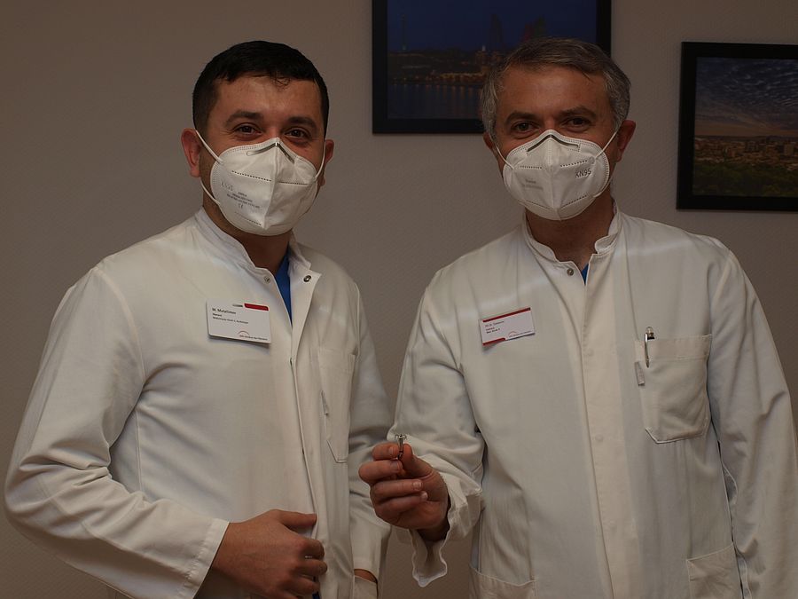 Chefarzt Priv-Doz Dr med Natig Gassanov und Oberarzt Mirza Mutallimov zeigen ein Modell des Herzschrittmachers