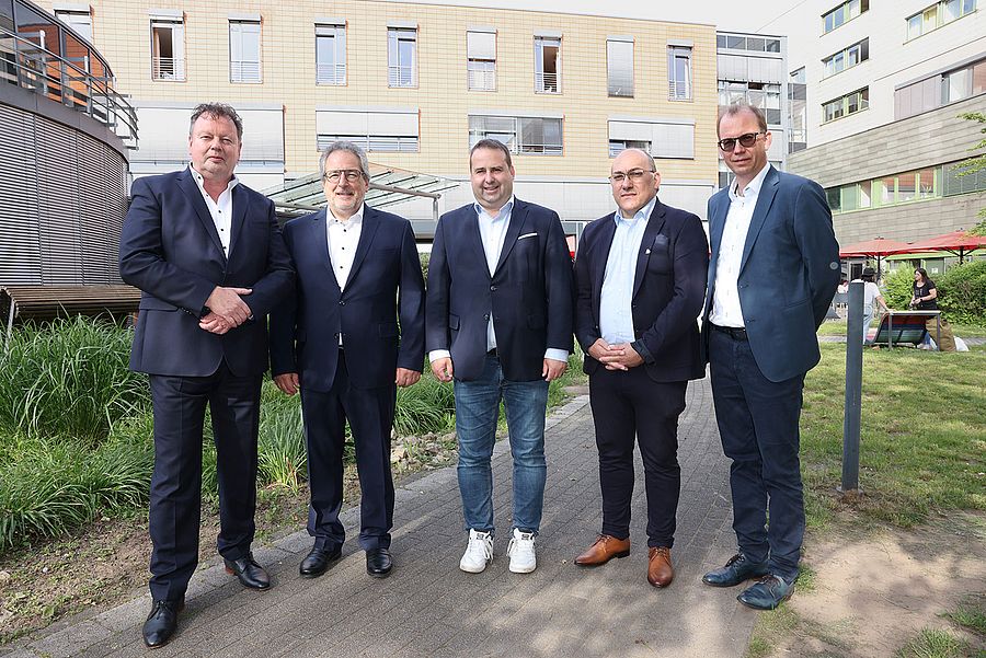 SHG-Geschäftsführer Bernd Mege, Chefarzt Kavous Hakim-Meibodi (Herz- und Thoraxchirurgie), Gesundheitsminister Magnus Jung, Chefarzt Dr. Fernando Gatto (Kardiologie) und Dr. Holger Bunzemeier