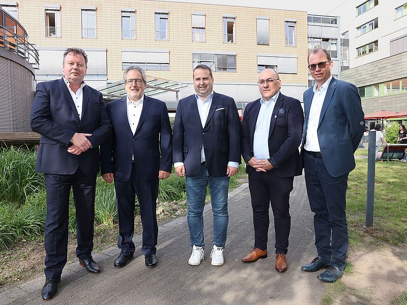 SHG-Geschäftsführer Bernd Mege, Chefarzt Kavous Hakim-Meibodi (Herz- und Thoraxchirurgie), Gesundheitsminister Magnus Jung, Chefarzt Dr. Fernando Gatto (Kardiologie) und Dr. Holger Bunzemeier