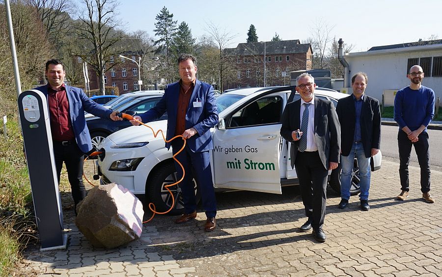 Bei der offiziellen Inbetriebnahme der Ladesäulen: Christian Finkler, stellvertretender Verwaltungsdirektor des Klinikums, SHG-Geschäftsführer Bernd Mege, Stadtwerke-Geschäftsführer Daniel Barth, Prokurist Wolfgang Augustin und Pascal Malburg, Fachmann für Erneuerbare Energien