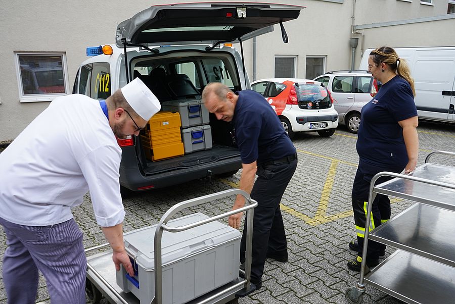 Verladen der Transportbehälter in Fahrzeug der Feuerwehr Merzig