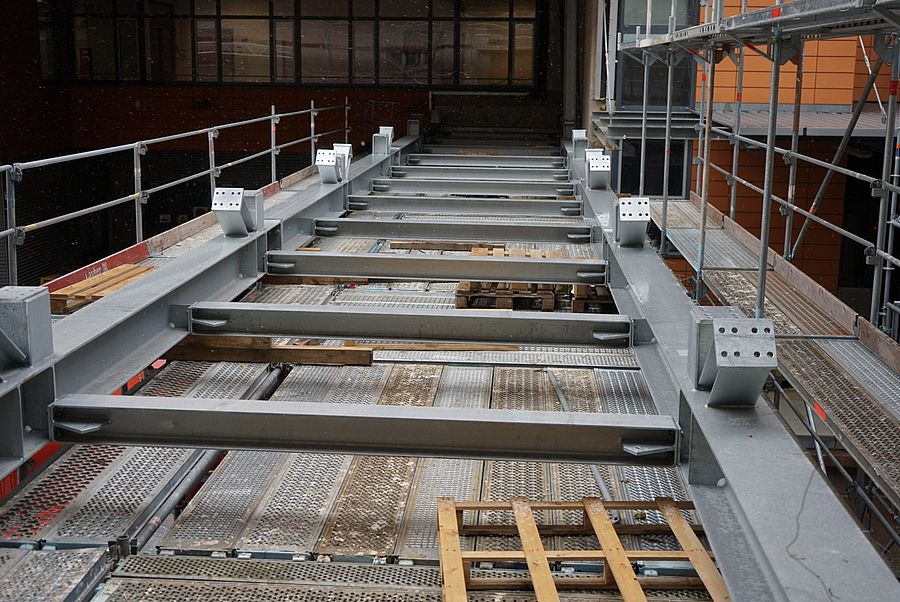 Bodenträger für die Verbindung zwischen Altbau und Neubau