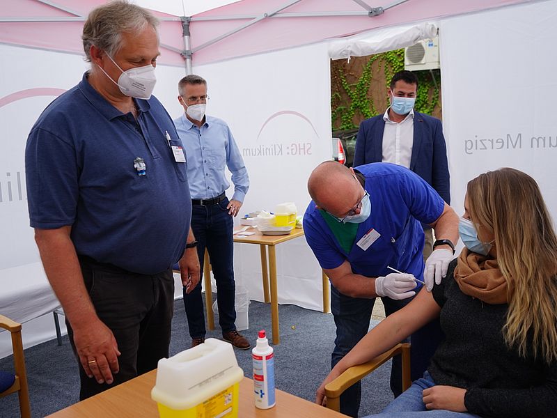 Hans-Peter Schumacher pflegerischer Leiter der Interdisziplinären Intensivstation des Klinikums Merzig, zeigt wie geimpft wird