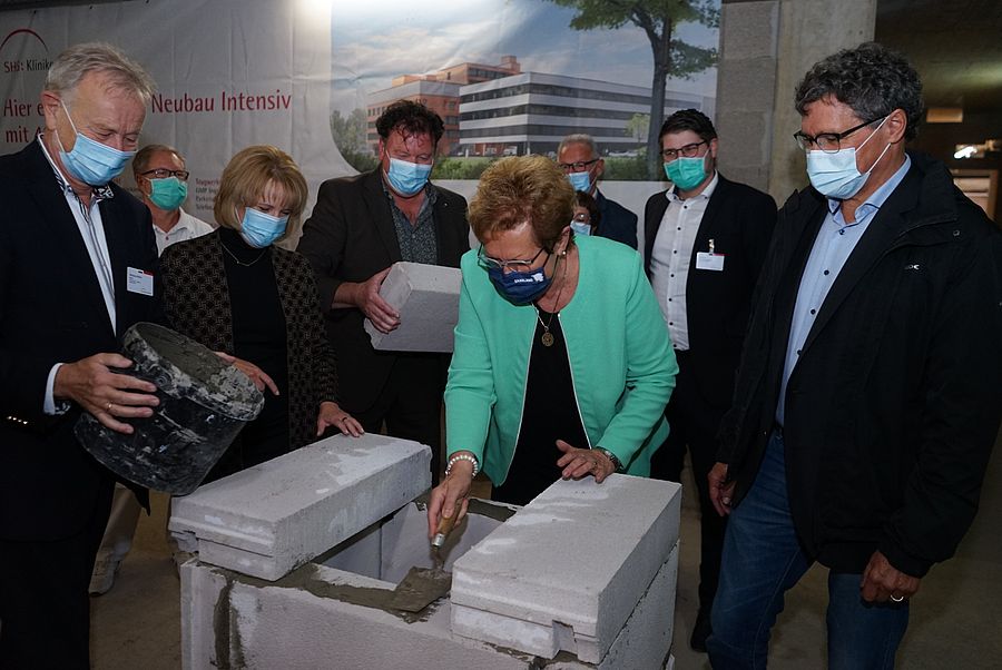 Der Grundstein für den Neubau wird gelegt