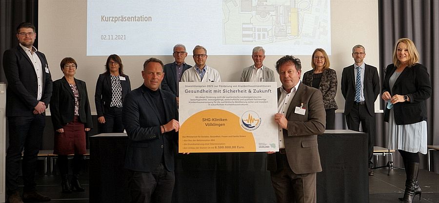 Staatssekretär Stephan Kolling übergibt Förderbescheid