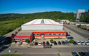 Außenansicht der Büros und Einrichtungen von Apolog