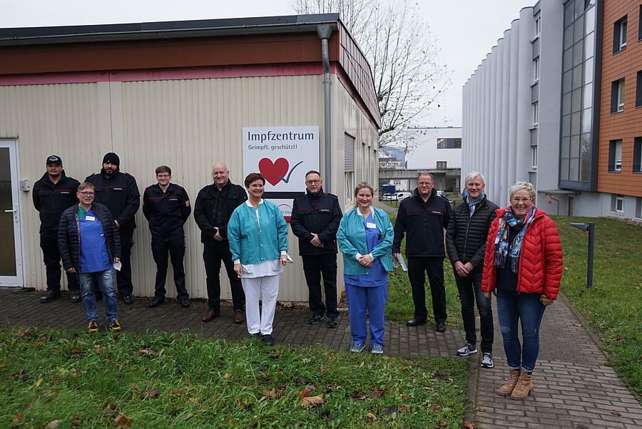 Impforganisatoren vor dem Impfzentrum