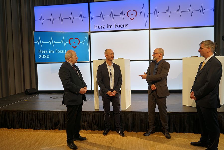Vortragende von Herz im Focus stehen vor der Bühne